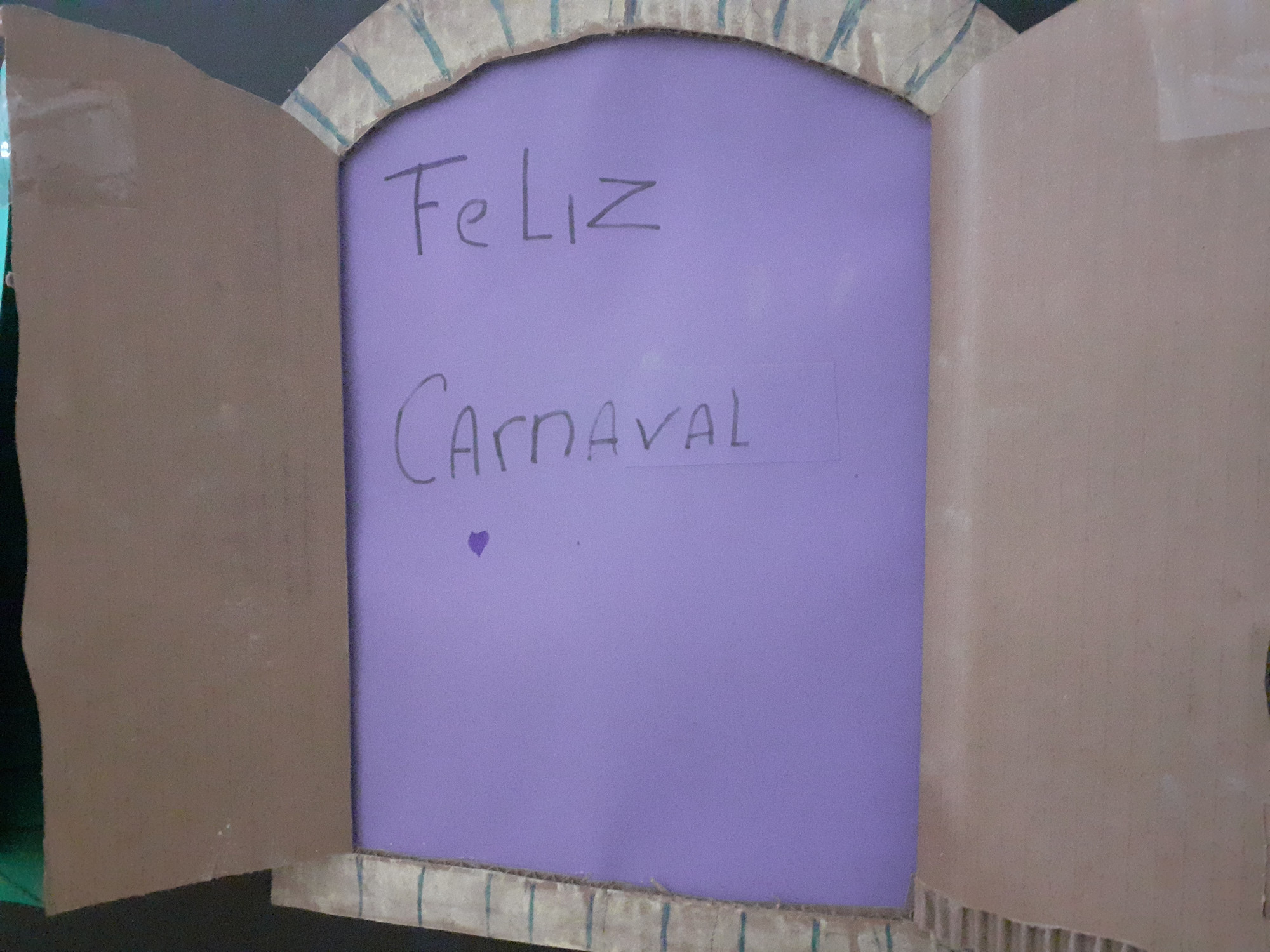 Ventana de cartón donde dice Feliz Carnaval