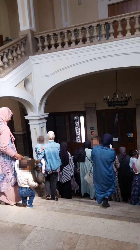 grupo de mujeres bajando las escaleras de la facultad de derecho de la UVa, con las puertas al fondo